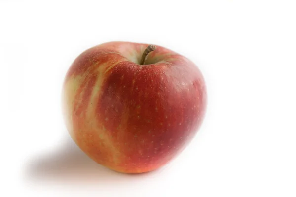 Roter Apfel auf weißem Hintergrund. — Stockfoto