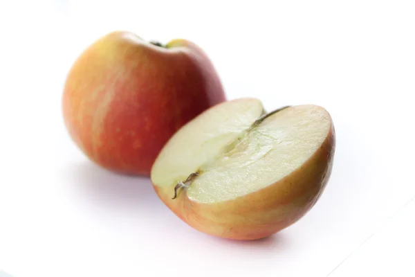Manzana cortada sobre fondo blanco Imágenes de stock libres de derechos