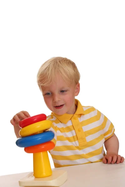 Enfant joue avec empilage jouet — Photo