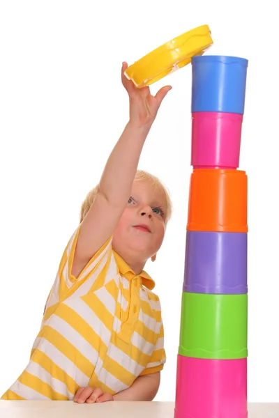 Child builds stacking tower — Stock Photo, Image