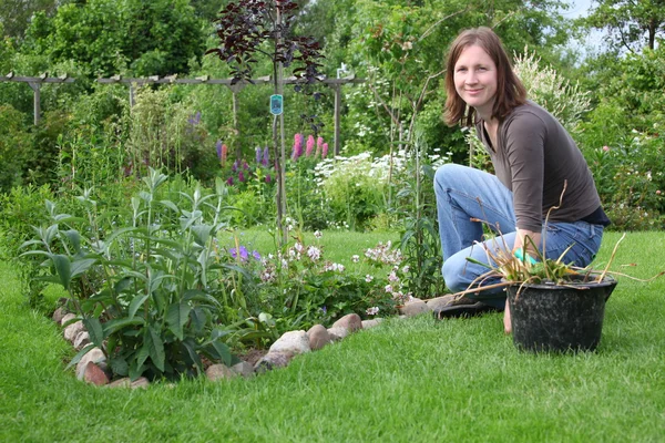 정원에서 작동 하는 여자 — 스톡 사진