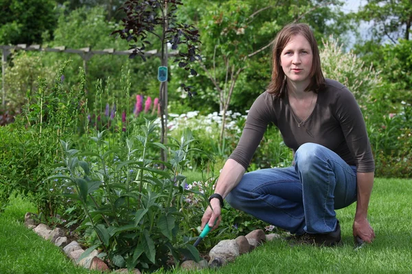 Mulher trabalha no jardim — Fotografia de Stock