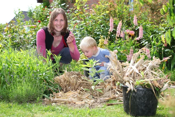 Frau und Sohn arbeiten im Garten — Stockfoto