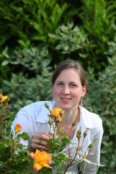 Attraktiv ung dam har sin trädgård — Stockfoto