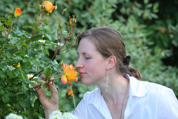 Atraktivní mladá dáma se těší její zahradu — Stock fotografie
