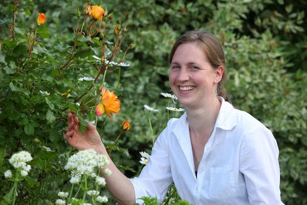 Attraktiv ung dam har sin trädgård — Stockfoto
