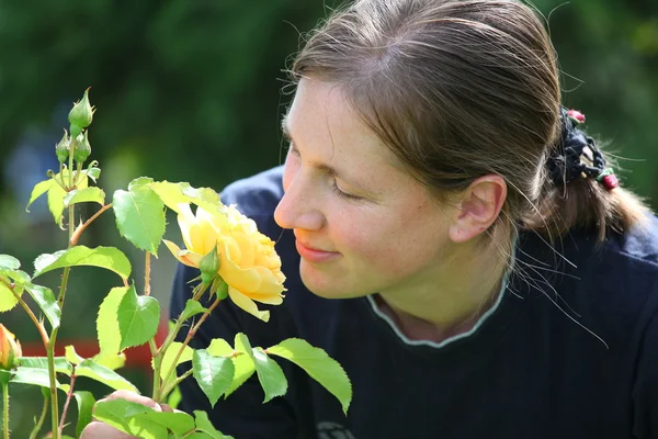 Привлекательная юная леди наслаждается своим садом — стоковое фото