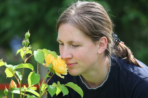 Привлекательная юная леди наслаждается своим садом — стоковое фото