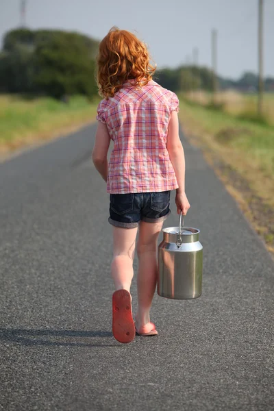 Chica joven con lata de leche —  Fotos de Stock
