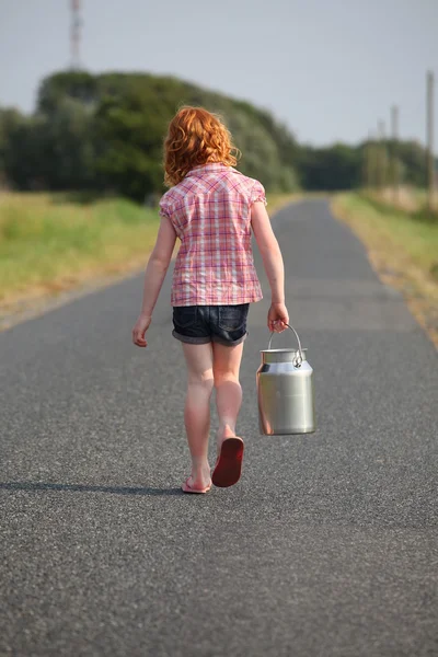 Νεαρό κορίτσι με το γάλα μπορεί — Φωτογραφία Αρχείου
