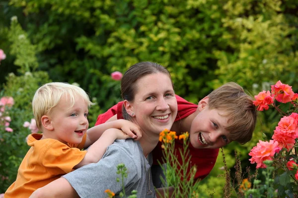 Madre con bambini in giardino — Foto Stock