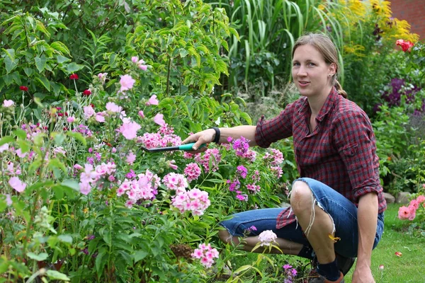 Vrouw werkt in de tuin — Stockfoto