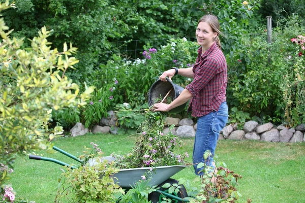 Mulher trabalha no jardim — Fotografia de Stock
