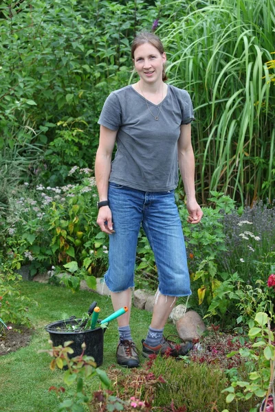 女人在花园中工作 — 图库照片