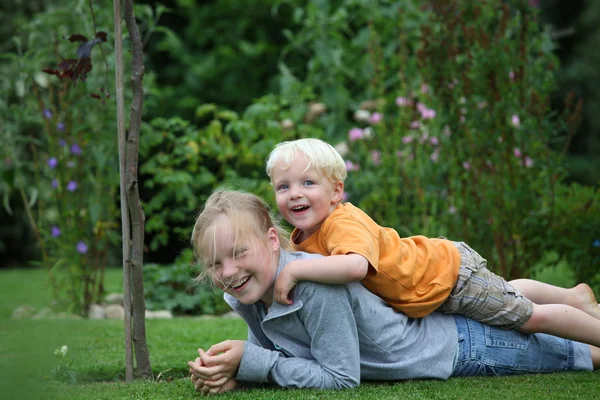 Boldog gyerekek a kertben — Stock Fotó