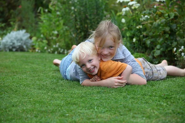 Niños felices en el jardín —  Fotos de Stock