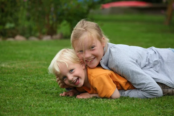 Glada barn i trädgården — Stockfoto