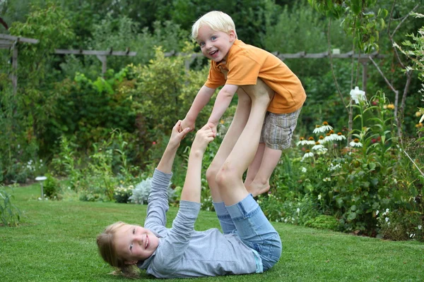 Crianças felizes no jardim — Fotografia de Stock