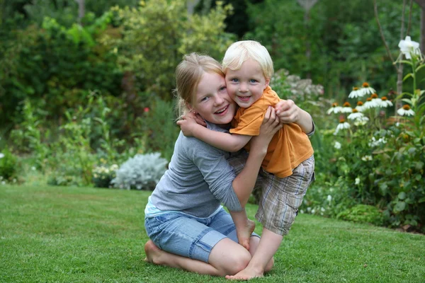 Niños felices en el jardín —  Fotos de Stock