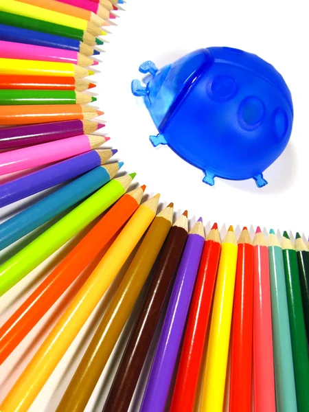 Arco-íris de lápis de cor e pé joaninha — Fotografia de Stock