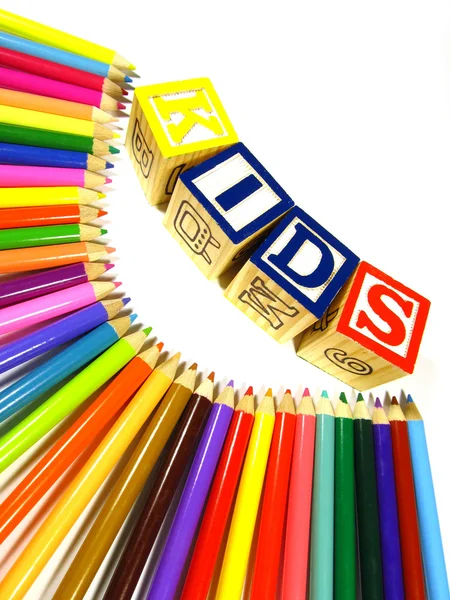 Кольорові олівці з блоками навчання — стокове фото