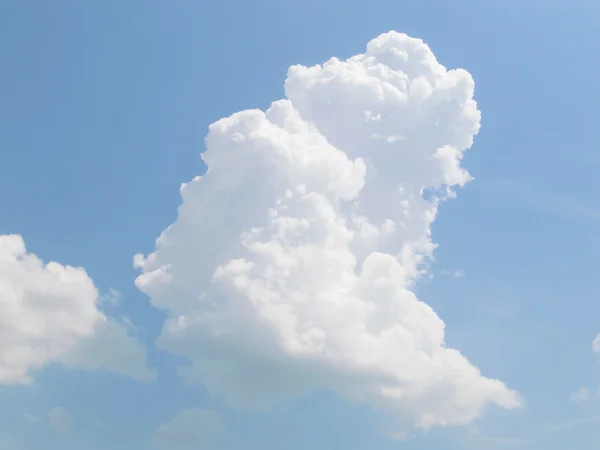 Gran nube en el cielo azul — Foto de Stock