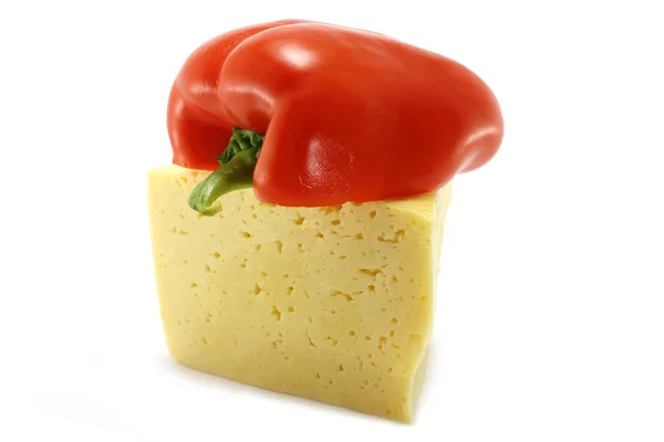 Rote Paprikaschote auf dem Käse — Stockfoto