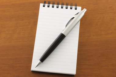 Açık not defteri ve kalem