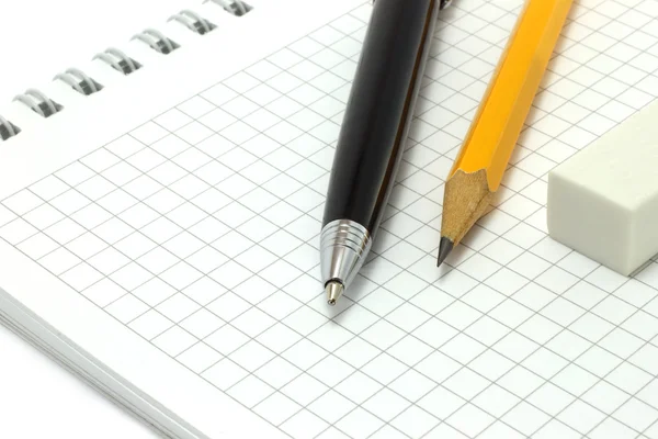 Bloco de notas com caneta e lápis — Fotografia de Stock