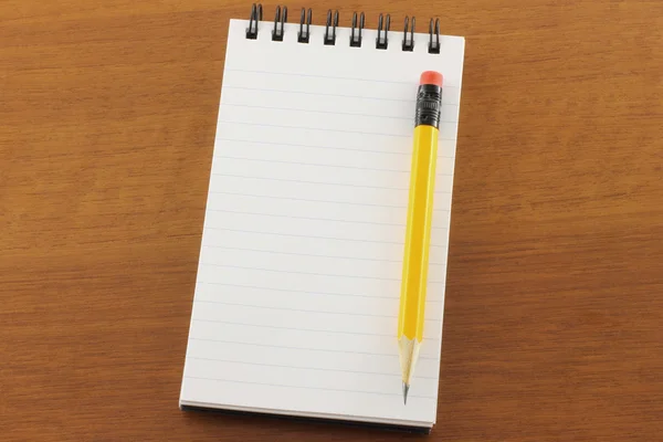 Bloco de notas aberto e lápis — Fotografia de Stock