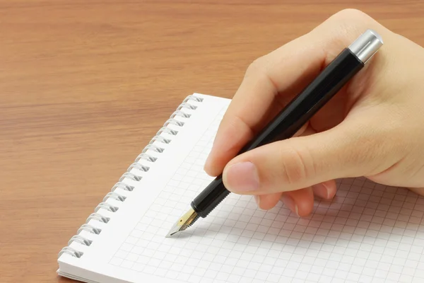 Χέρι που γράφει σε Ανοίξτε το σημειωματάριο — Φωτογραφία Αρχείου