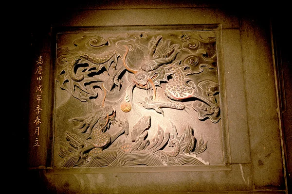 Настенная скульптура дракона — стоковое фото