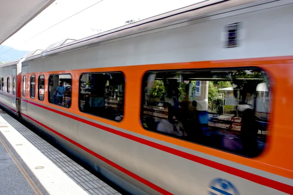 Passerar tåget, taiwan — Stockfoto