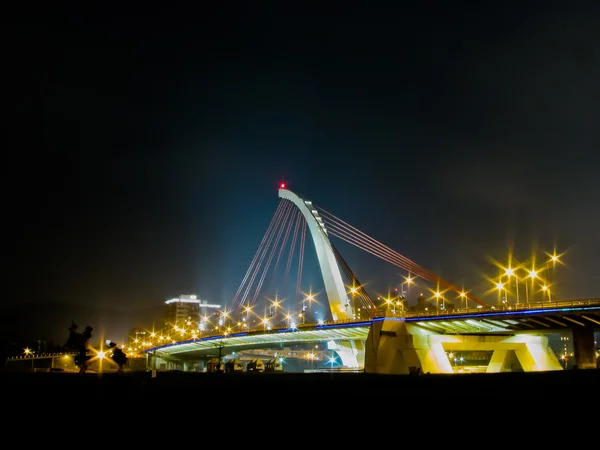 Brücke leuchtet in der Nacht — Stockfoto