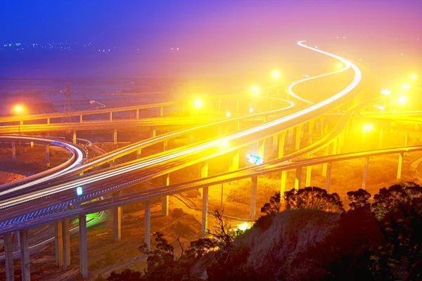 verkeer track op weg in de nacht