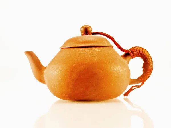 Китайский чайник изолирован на белом фоне — стоковое фото