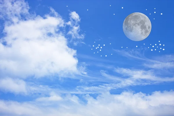 Blauwe bewolkte hemel met volle maan — Stockfoto