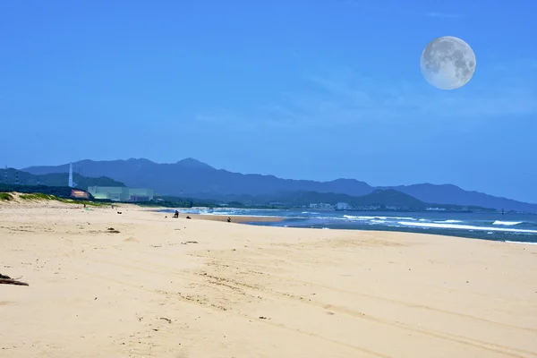 Paesaggio marino con luna piena — Foto Stock