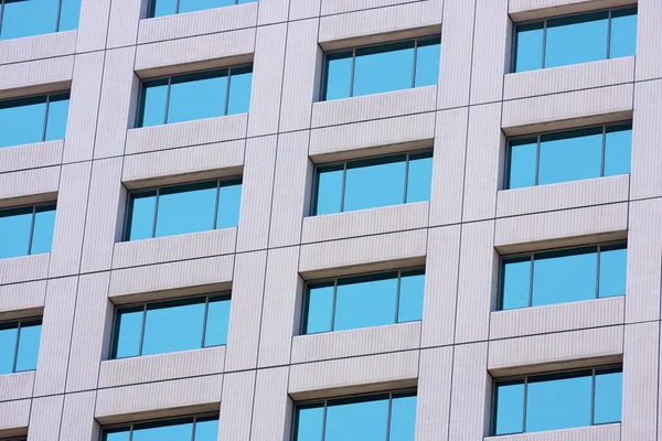 Fenêtres vitrées sur un bâtiment — Photo
