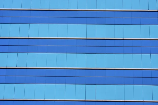 Egy épület üvegablakai — Stock Fotó