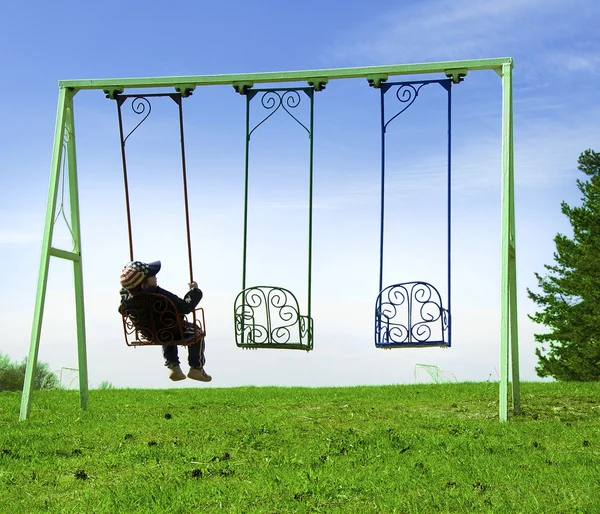 Garçon sur swing — Photo