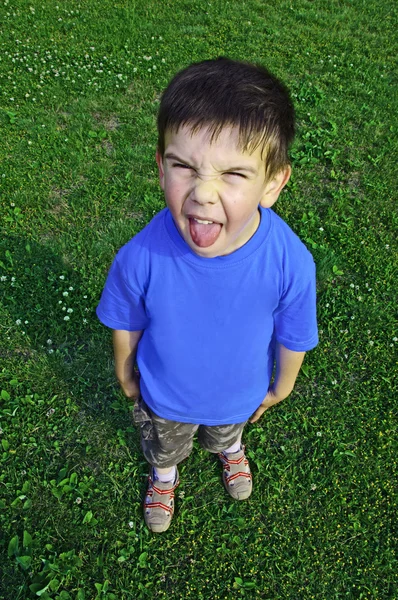 Молодой мальчик прилипает язык — стоковое фото