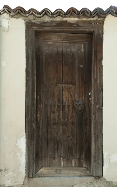 Παλιά καφέ κάθετη ξύλινη πόρτα — Φωτογραφία Αρχείου