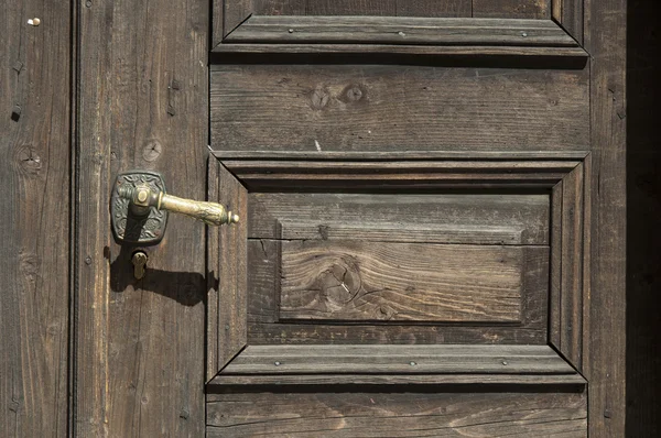 Eski kahverengi ahşap kapı — Stok fotoğraf