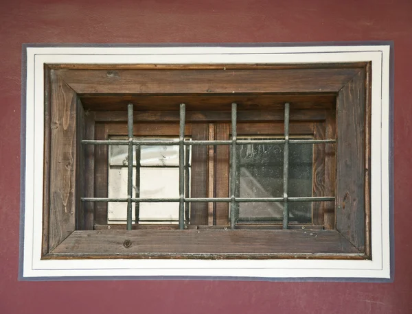 Vieille fenêtre avec grille — Photo