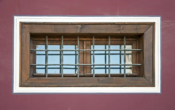 Gamla fönster med galler — Stockfoto