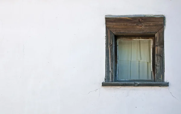 Oude venster op de witte muur — Stockfoto