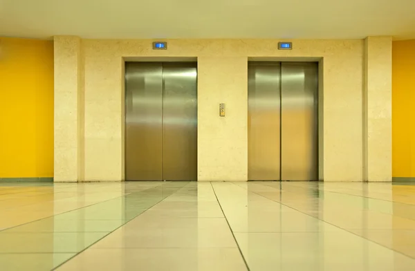 Zwei Aufzüge — Stockfoto