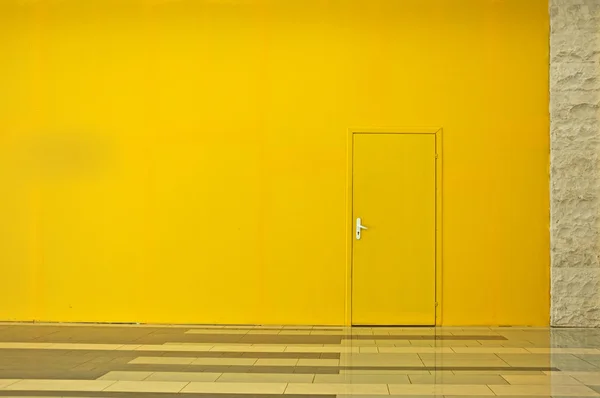 Żółte ściany z drzwiami — Zdjęcie stockowe