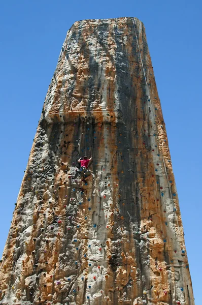Ragazzo su una grande parete da arrampicata — Foto Stock